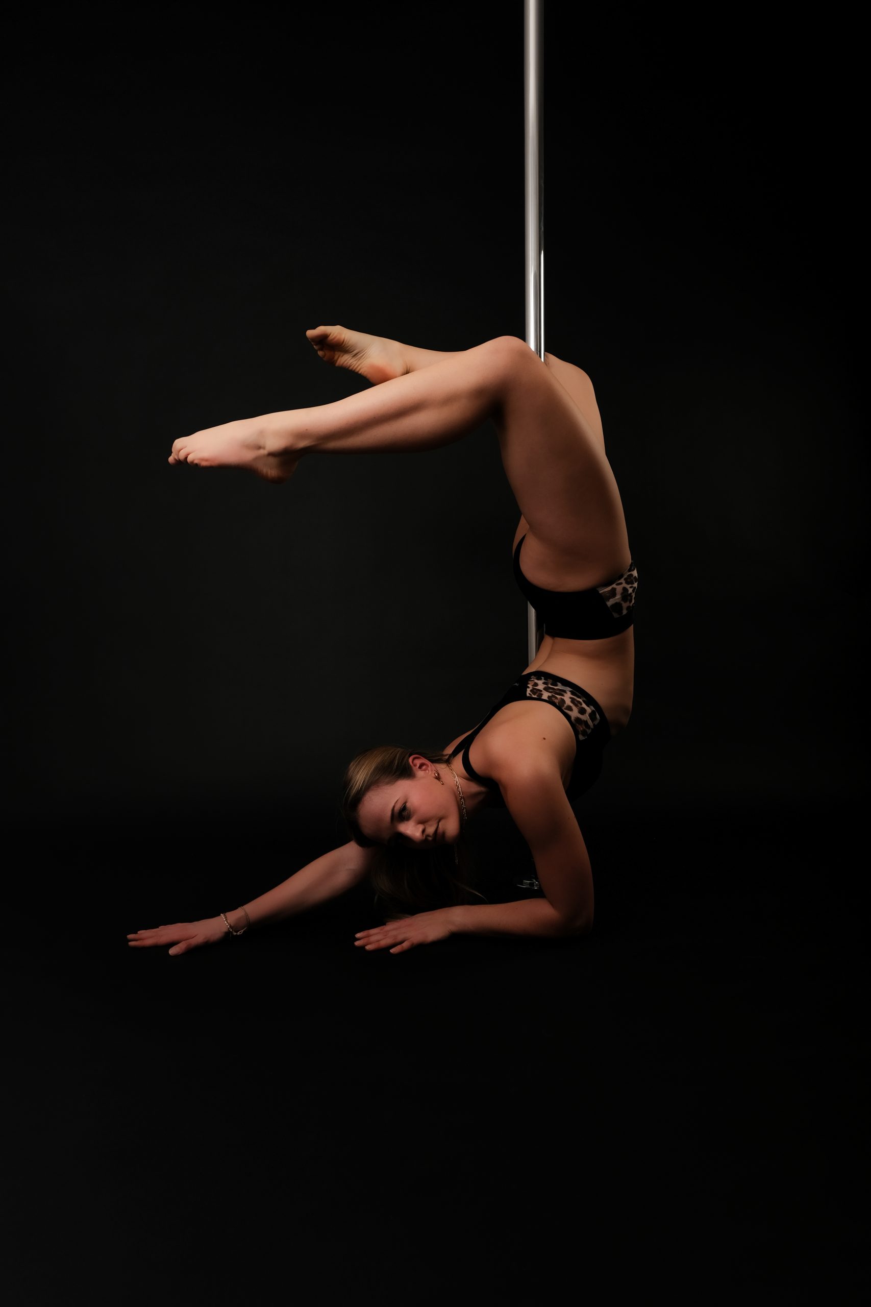 Pole Dance Fotoshooting – starke Pose mit klarer Bildwirkung