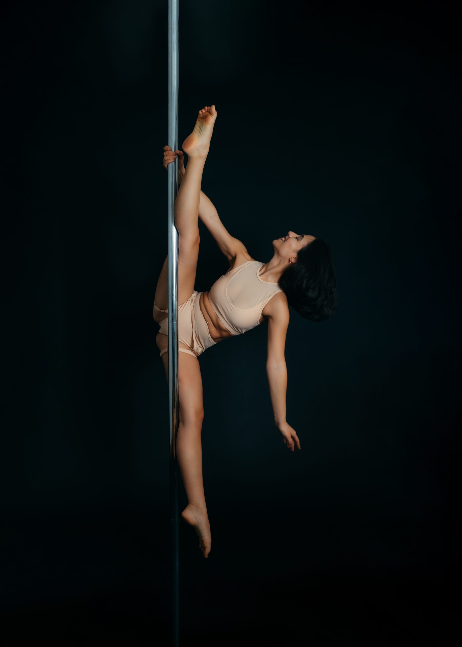 Pole Dance Fotoshooting in Tübingen – Pose mit klarer Linie, Körperspannung und Kontrolle