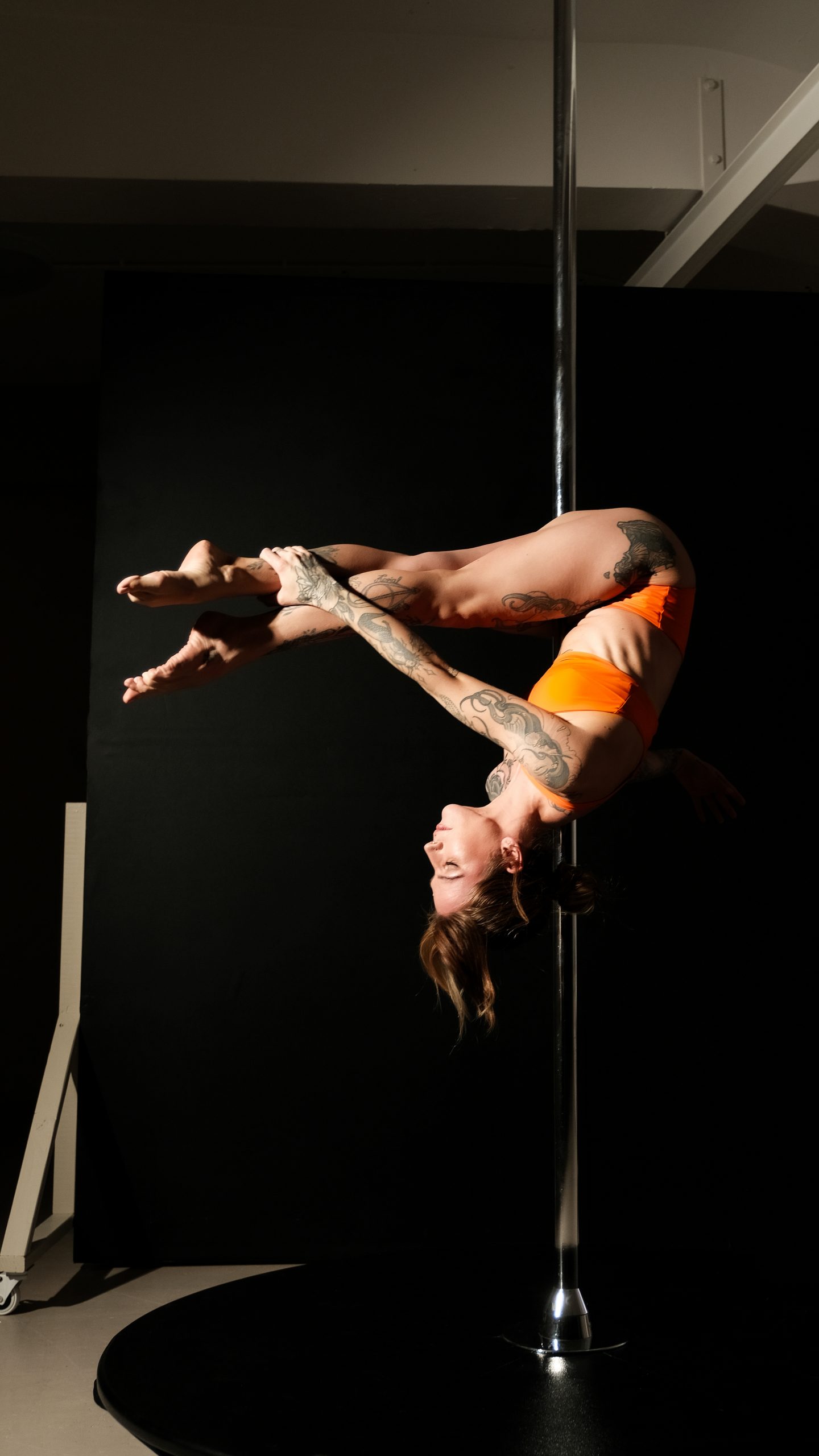 Pole Dance Fotoshooting – elegante Pose mit Spannung