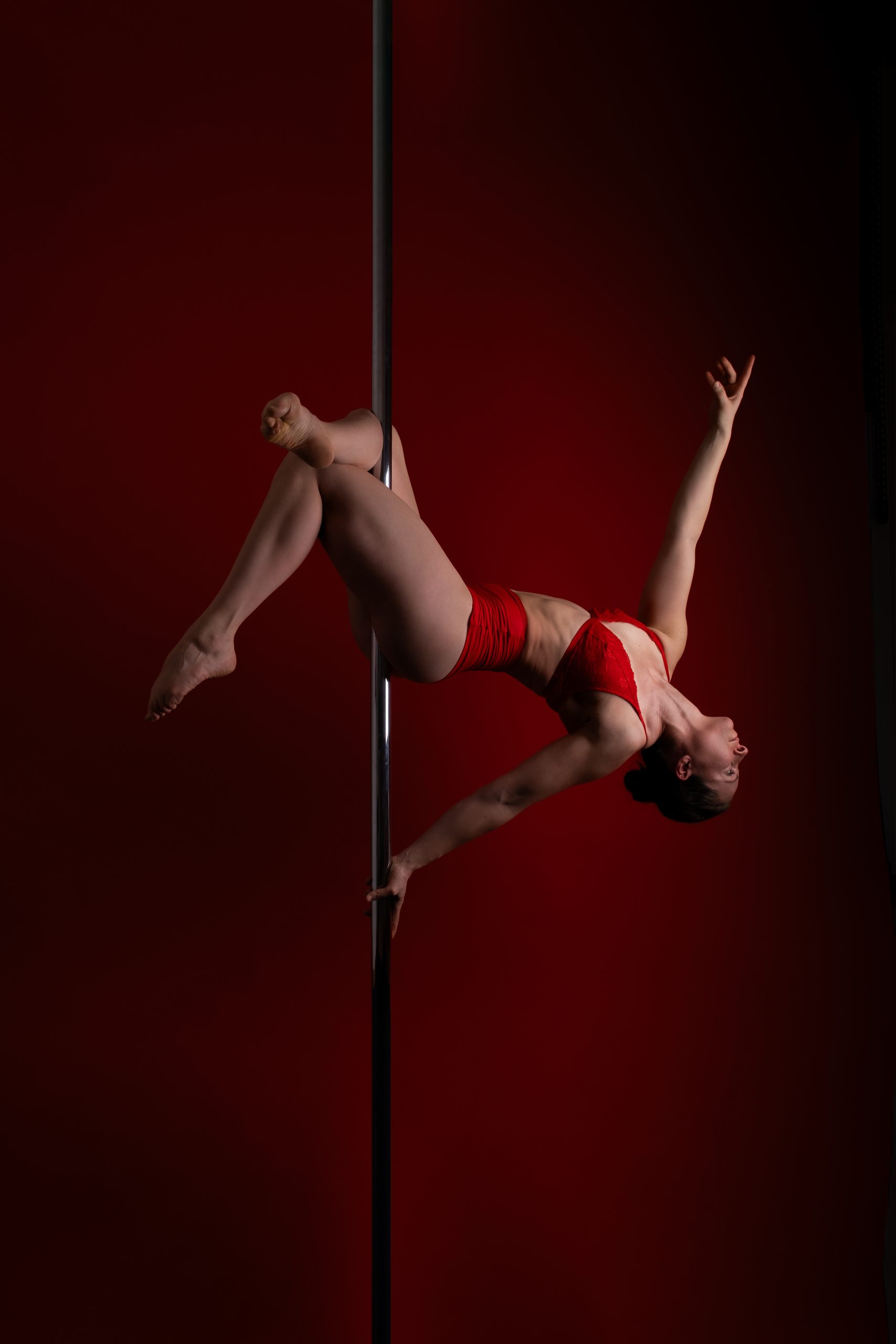 Pole Dance Fotoshooting – elegante Pose mit klarer Linie und Ausdruck