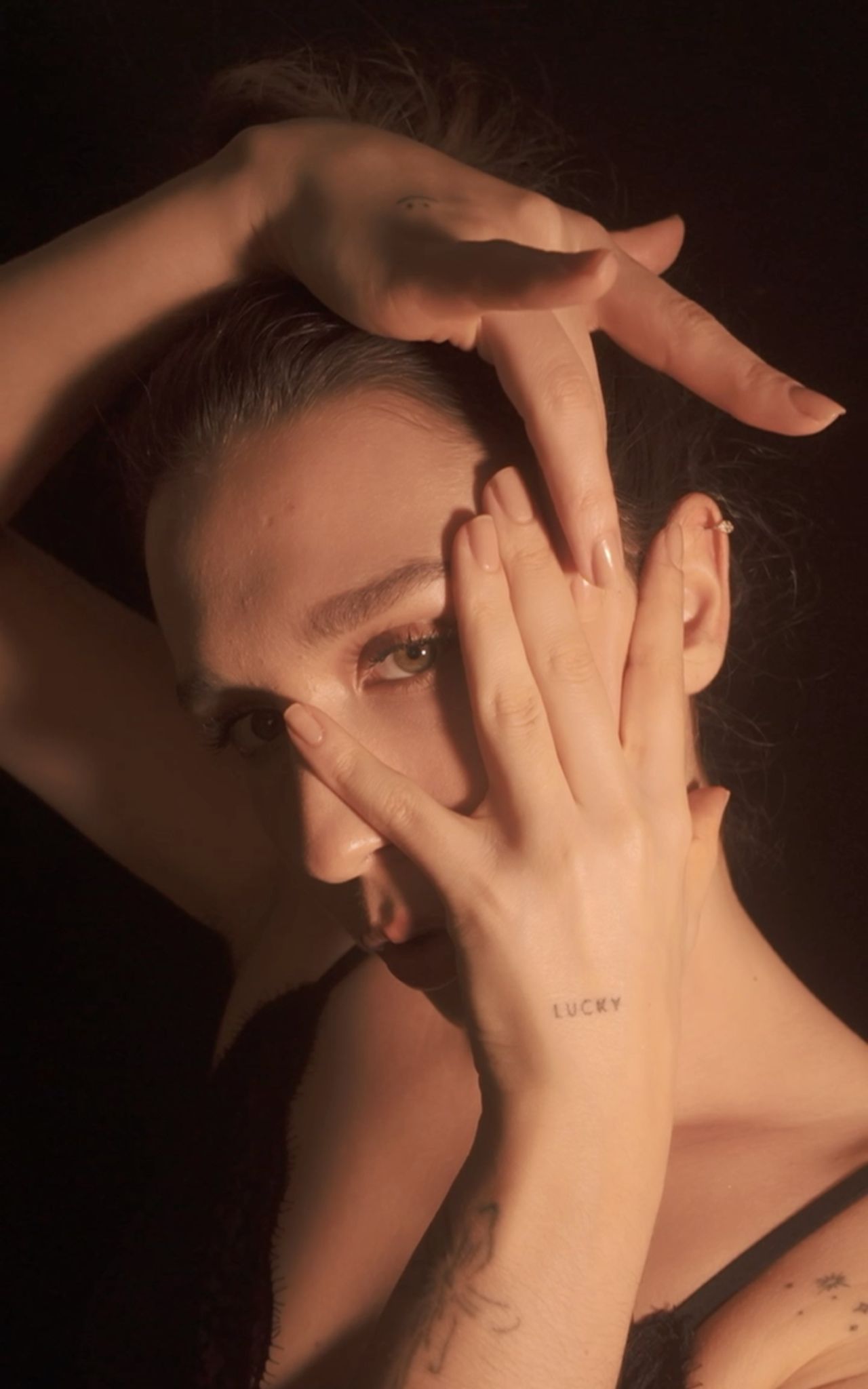 Yasmin zeigt einen besonderen Griff bei der Gesichtsmassage von vorne