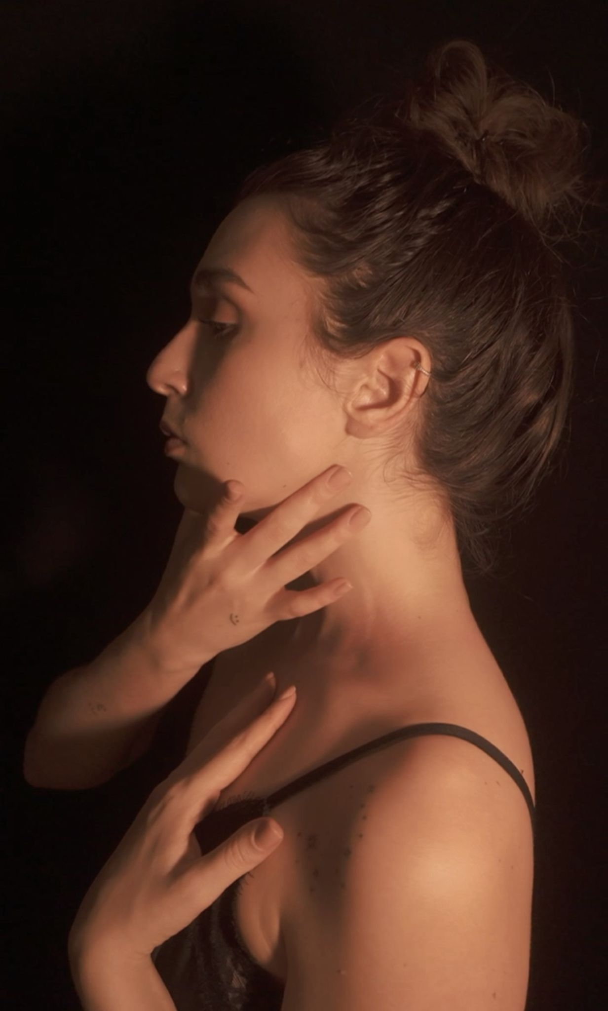 Seitenansicht der Selbstmassage für Lymphdrainage im Gesicht