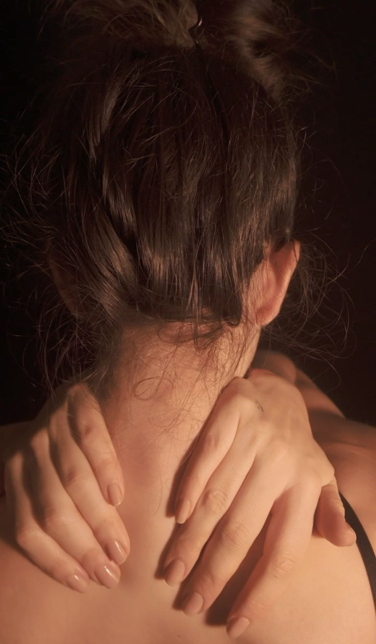 Yasmin massiert ihren Nacken für Nackenentspannung und bessere Körperhaltung