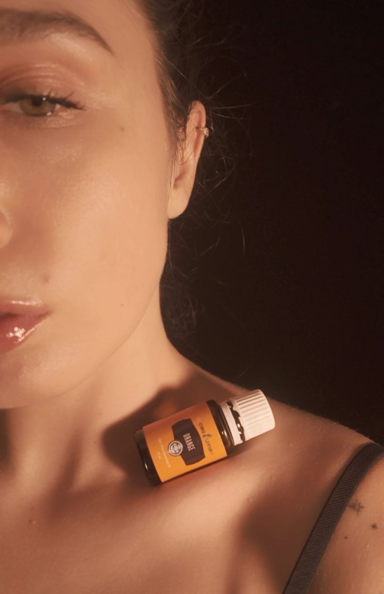 Yasmin mit Gesichtsöl für Lymphdrainage und Gesichtsmassage auf der Schulter