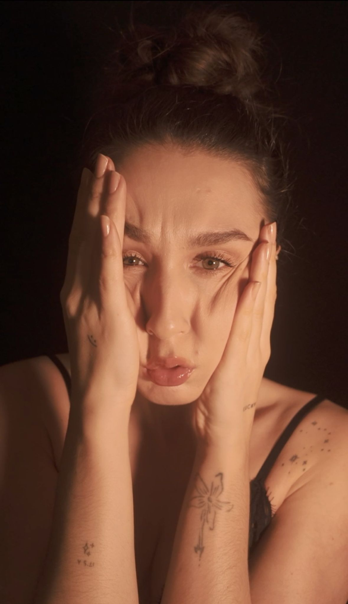 Yasmin zeigt Mimikfalten und verspannte Gesichtszüge vor der Gesichtsmassage